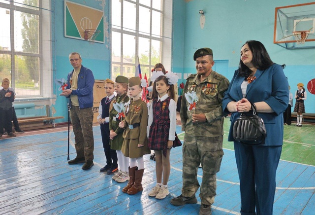 Торжественная линейка в память о героях СВО.