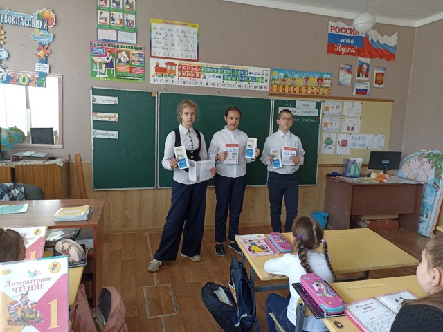 &amp;quot;Уступи дорогу поездам&amp;quot;.